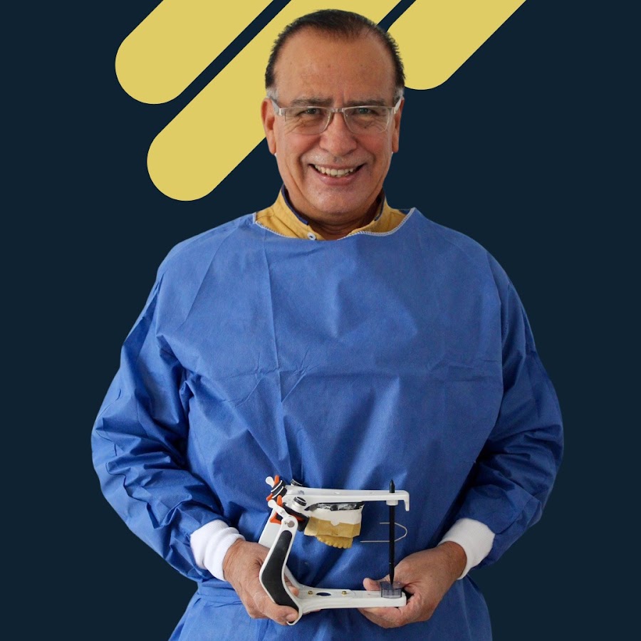 Dr. Pedro Gámez sosteniendo un articulador dental